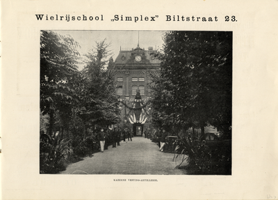 220161 Gezicht op de ingang van de Kazerne der Vestingartillerie (Hojelkazerne, Croeselaan 39) te Utrecht met de, ter ...